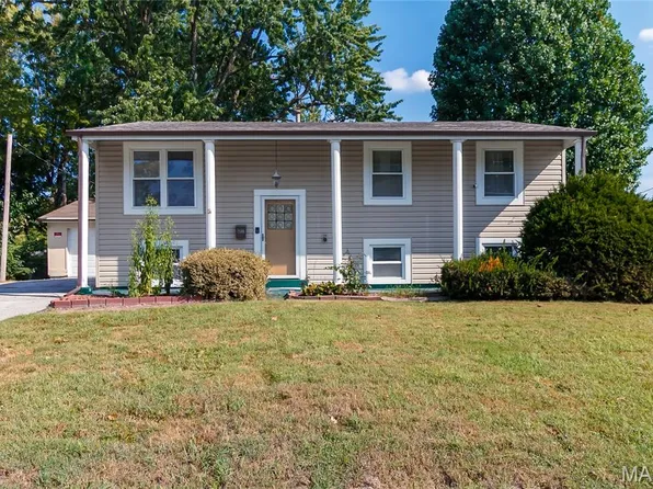 2580 Morningside Dr, Florissant, MO 63031