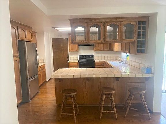 3rd image of 1270 Hawes St