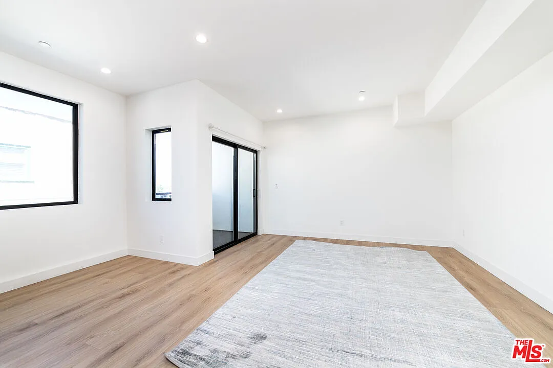 Building Photo - 4615 Saint Charles Pl #1/2