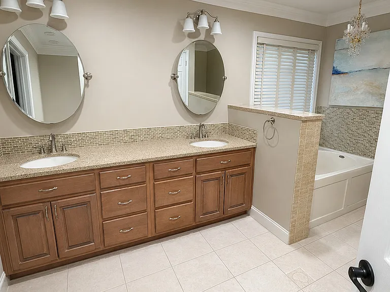 616 Kings Way — Photo 3