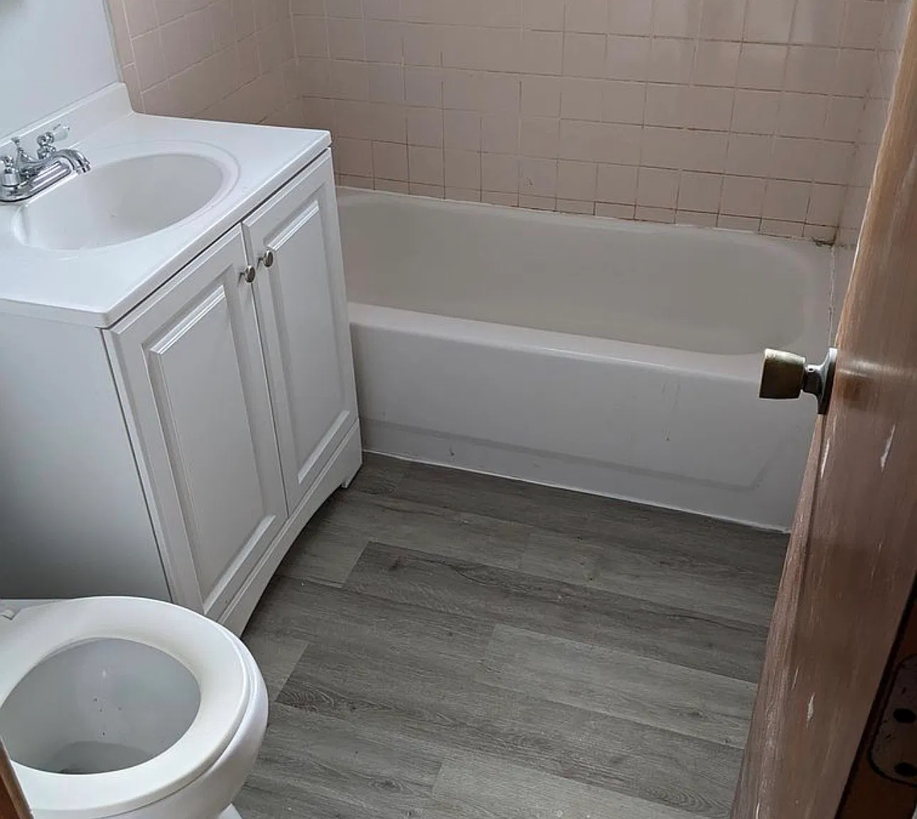 1049 N Laramie Ave — Photo 2