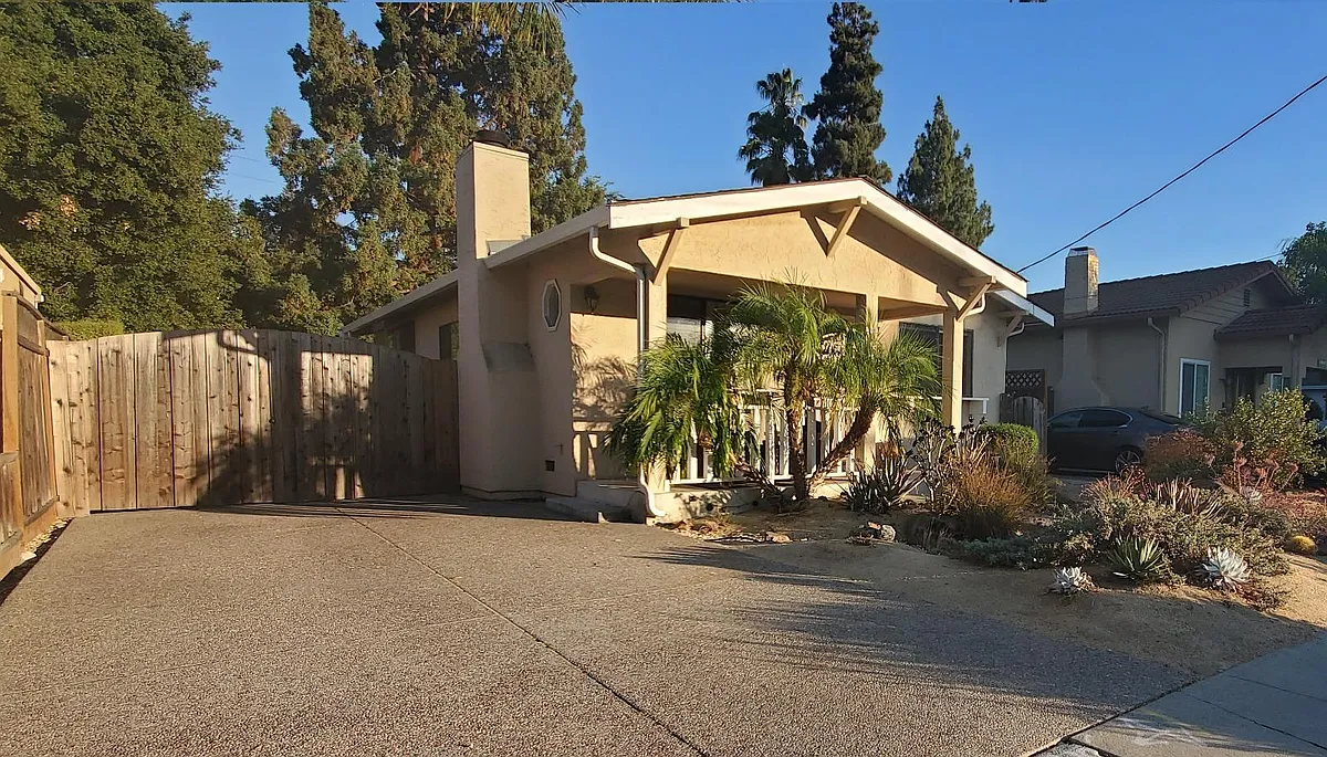 Two-car driveway, with an outdoor electric outlet - 1548 W Hedding St