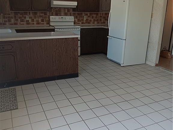 5th image of 4 Belaire Dr
