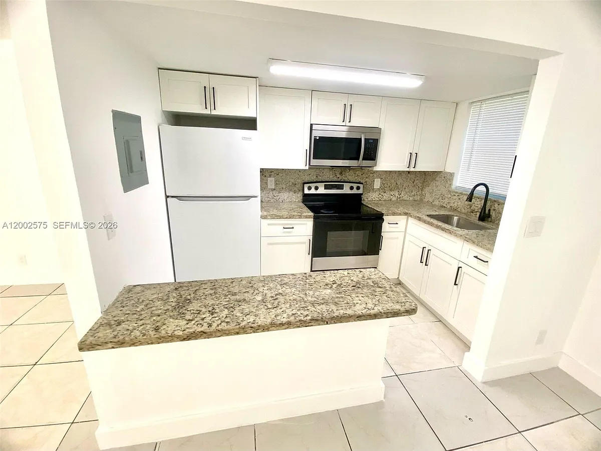 Building Photo - 850 SW 74th Ter #1