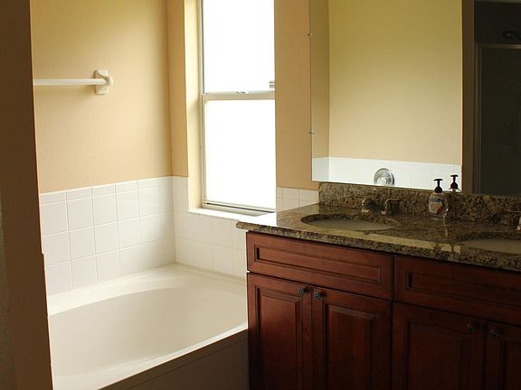 3rd image of 2124 Justin Ave