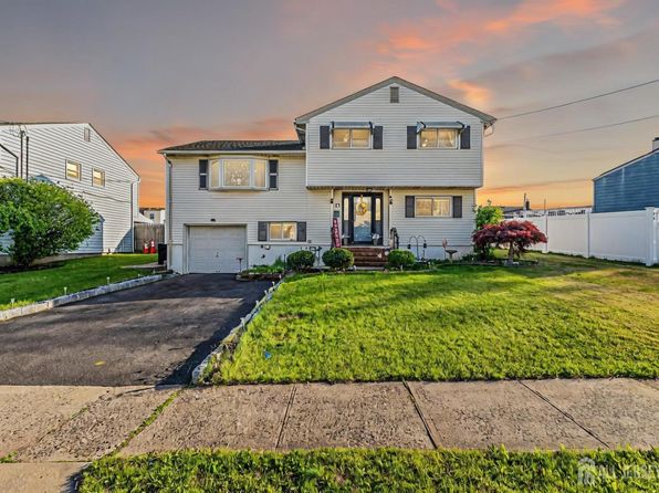 17 Sunnyside Dr, Carteret, NJ 07008