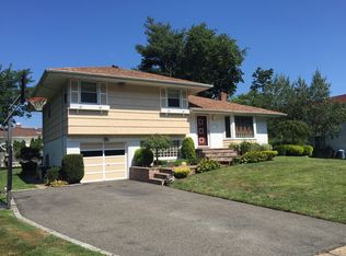101 Village Dr, Jericho, NY 11753