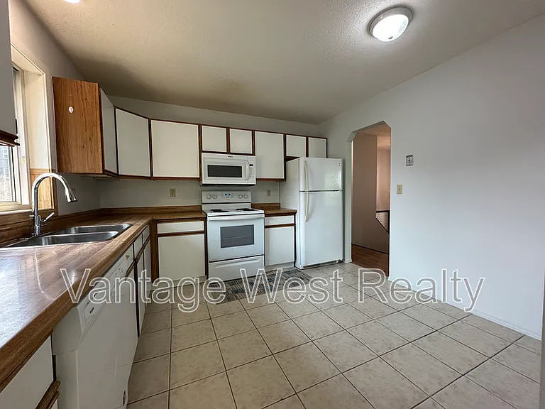 723A Stockwell Ave — Photo 8