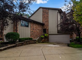 25 Clubside Dr, Willowbrook, IL 60527