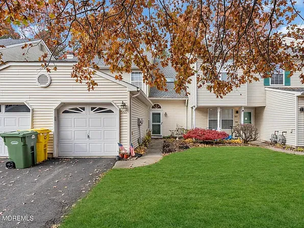 565 Woodbine Ln, Lakewood, NJ 08701