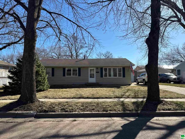 515 Prentis Ave, Vermillion, SD 57069