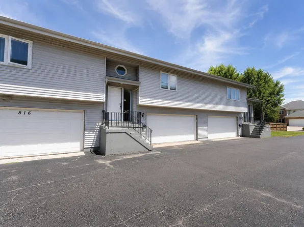 812 Maple Ln, Wheeling, IL 60090