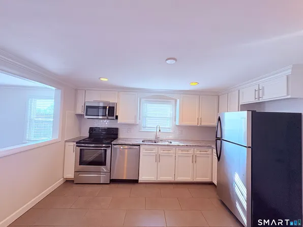 387 Quaker Ln S, West Hartford, CT 06119