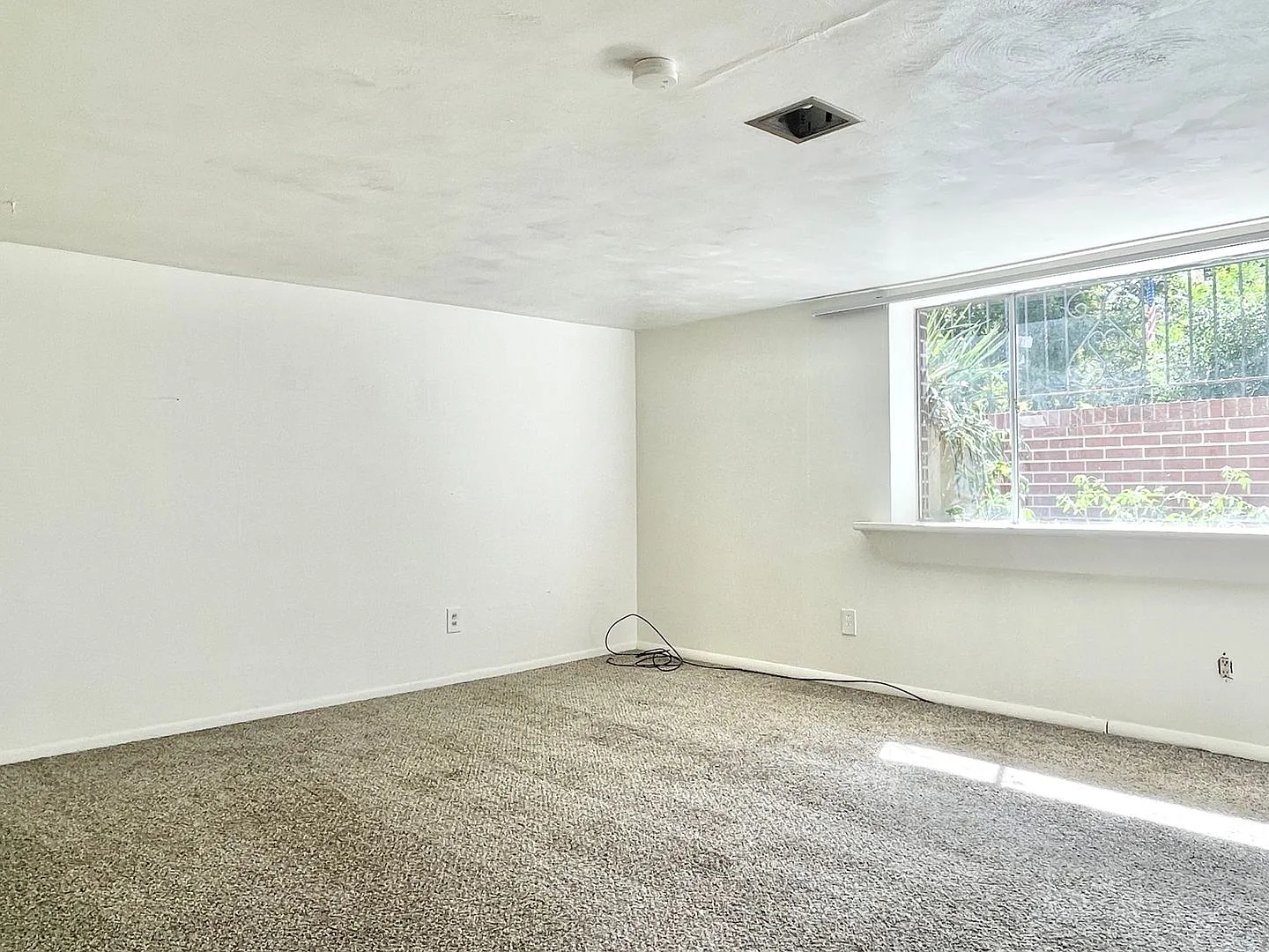 305 N. 100 W. — Photo 2