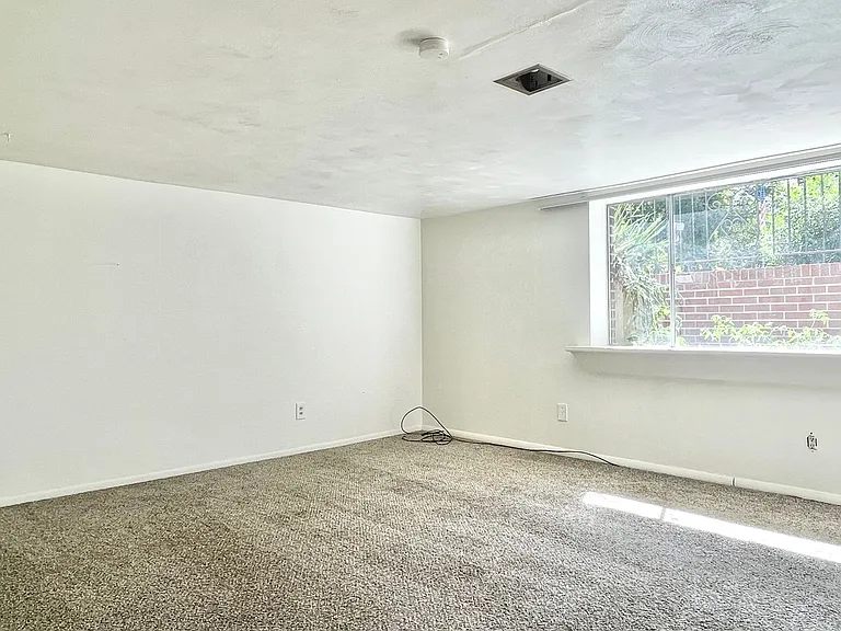 100 W. — Photo 2