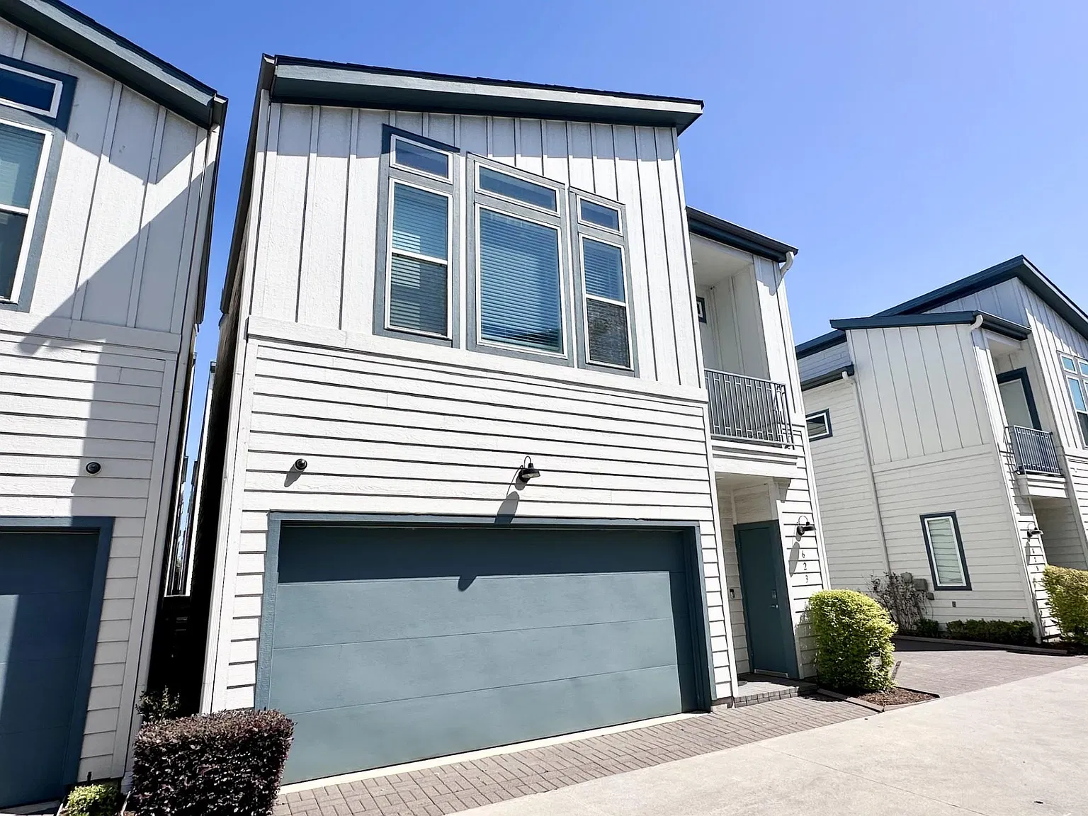 3 bed, 2.5 bath, 1648 sqft, $2,395 — Photo 2