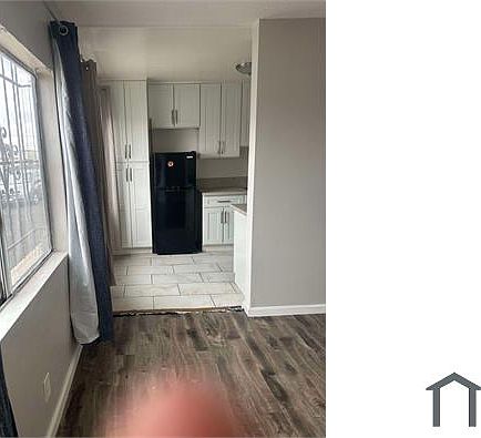 3rd image of 11431 Berendo Ave #11433
