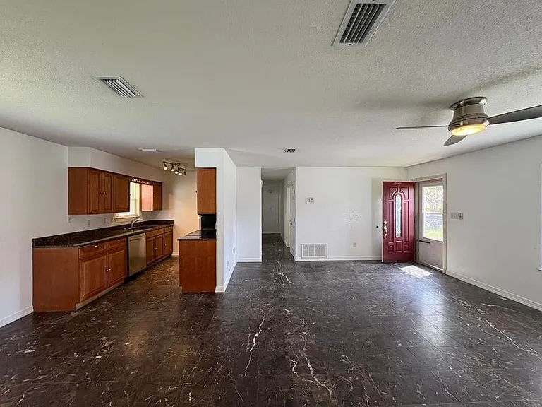 410 Wildwood St — Photo 3