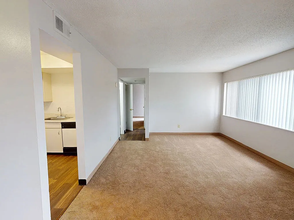 Paddock Village Apartments — Photo 3