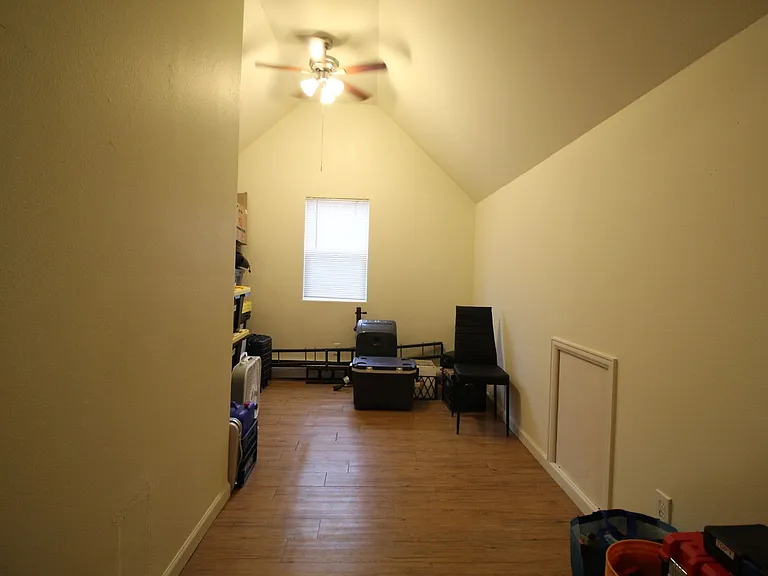 705 E 6th St — Photo 15