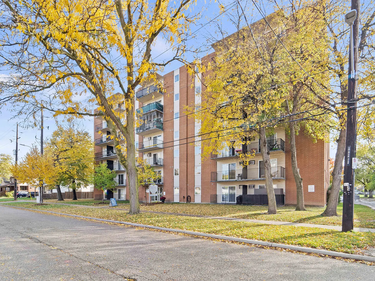 Sandwich Tower Apartments — Photo 2