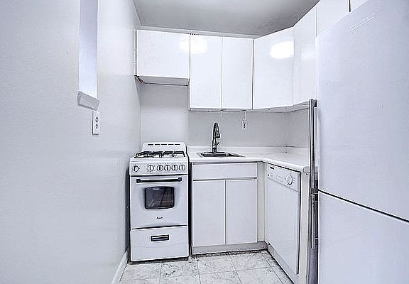 3rd image of 131 E 83rd St APT 7B