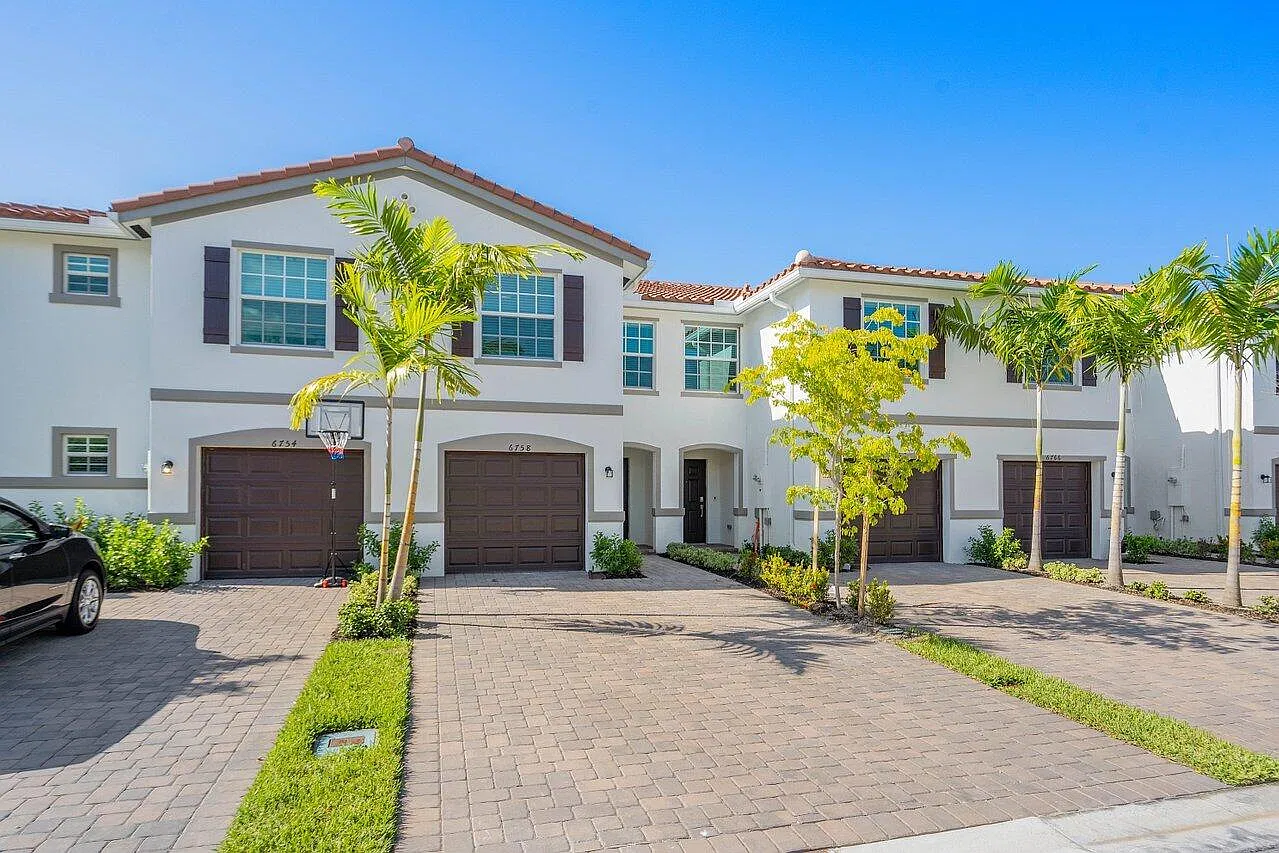 3 bed, 2.5 bath, 1568 sqft, $3,100 — Photo 2