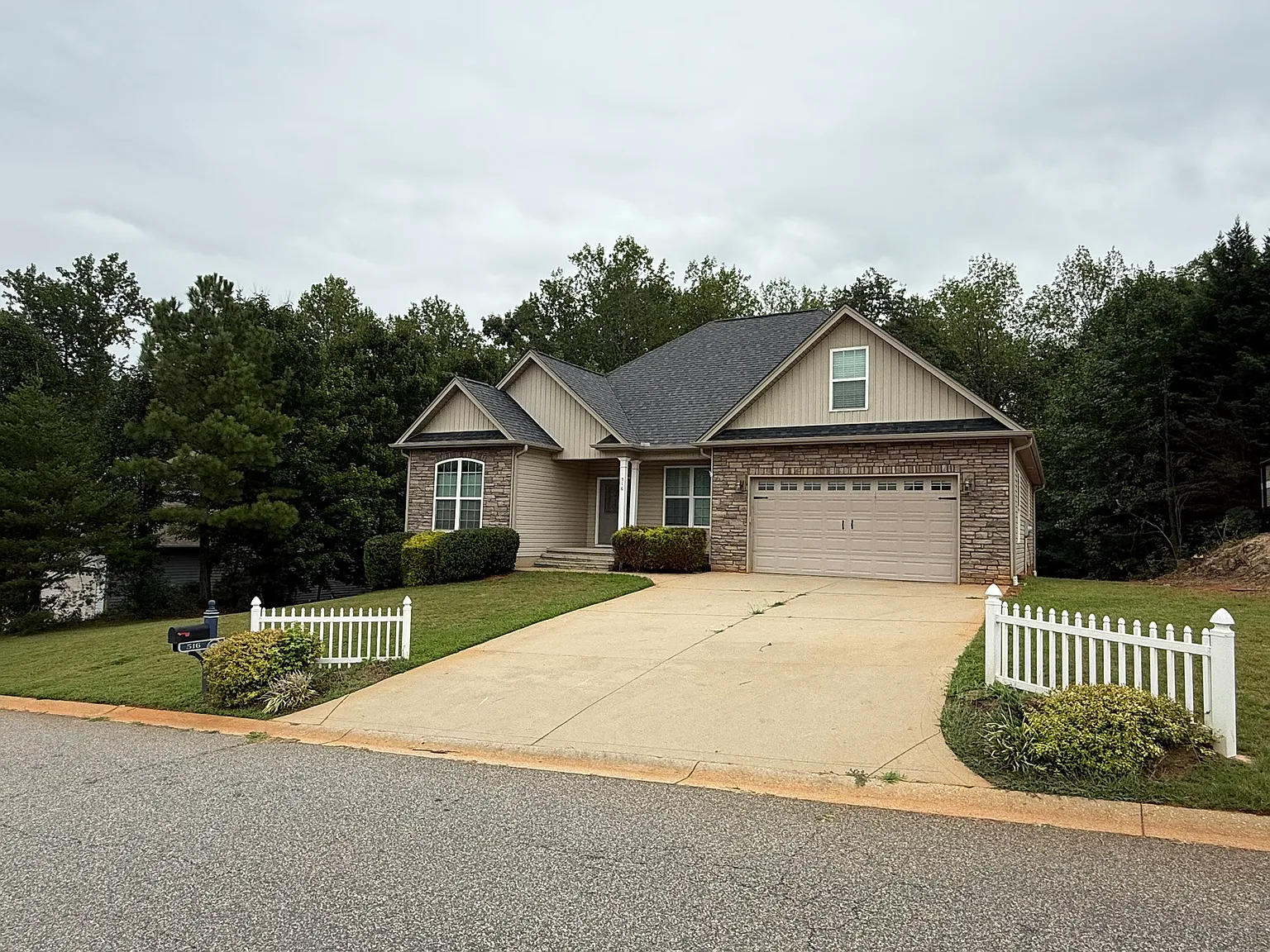 4 bed, 2.5 bath, 2240 sqft, $2,800 — Photo 4