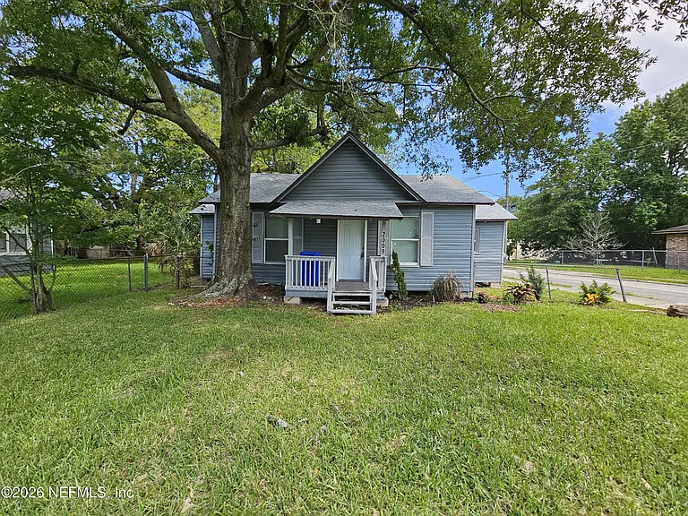 2009 Almeda St — Photo 1