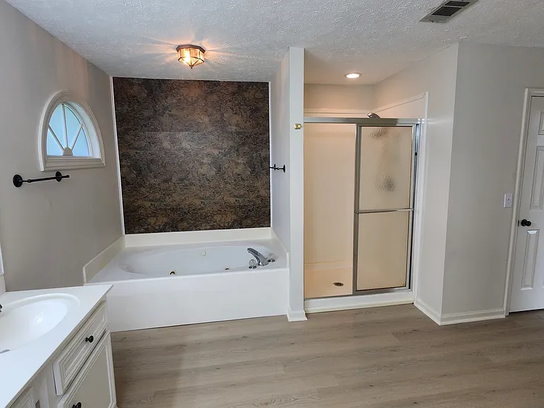 Master Bath w/walk-in shower and whirlpool tub