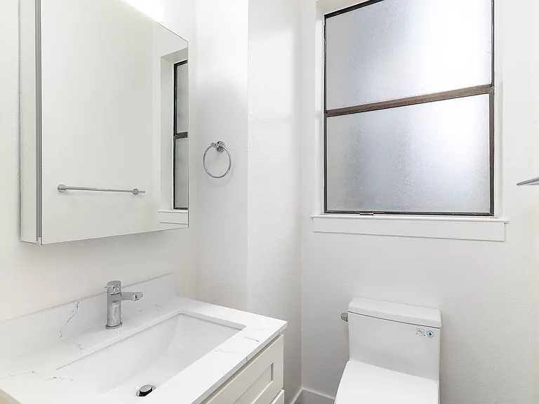 Oak Shrader Apartments — Photo 8