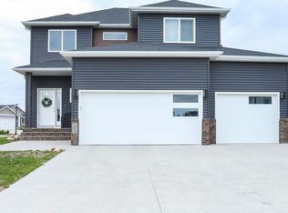 1326 Commander Dr W, West Fargo, ND 58078