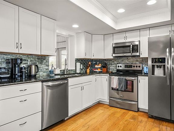 3rd image of 985 Gulf View Blvd