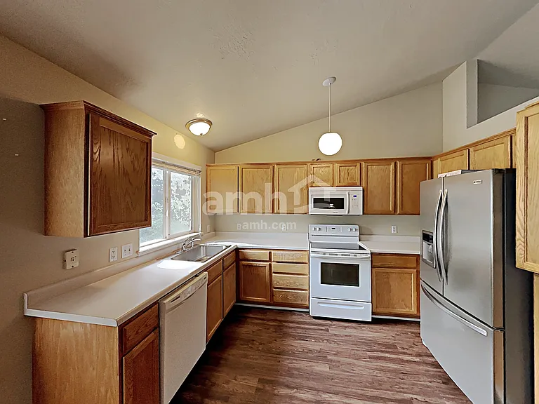 1452 S Stoker Ln — Photo 4