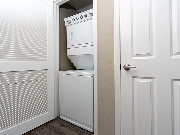 La Verne Village Luxury Apartment Homes — Photo 35