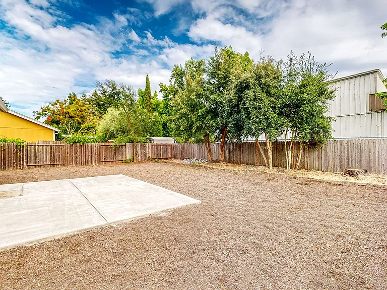 2540 Campbell Dr — Photo 25