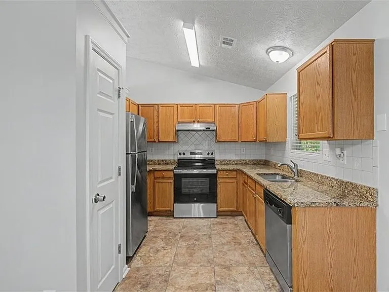 488 Barclay Ct — Photo 13