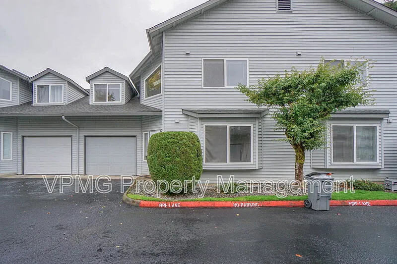 3 bed, 2.5 bath, 1370 sqft, $1,995 — Photo 2