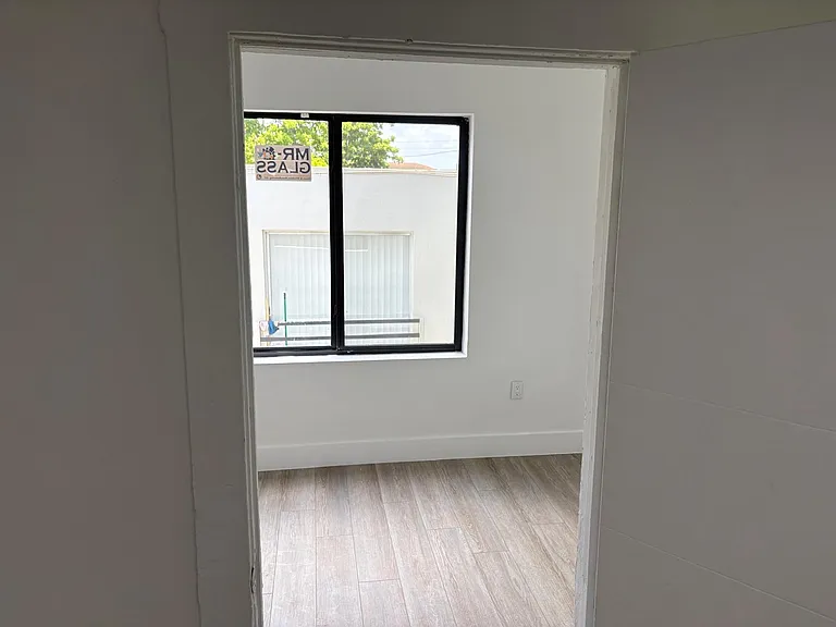 851 SW 4th St #6 — Photo 5