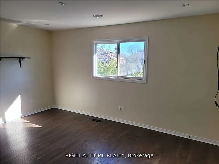 1080 Glenashton Dr #UPPER — Photo 31