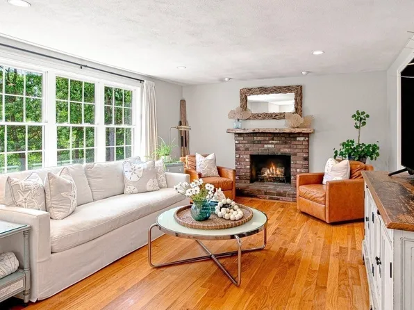 30 Pawtuxet Rd, Plymouth, MA 02360