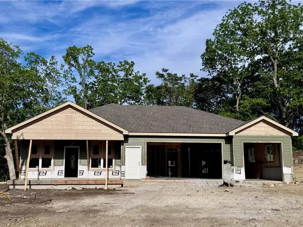 8479 Eagle Creek Dr, De Soto, KS 66018