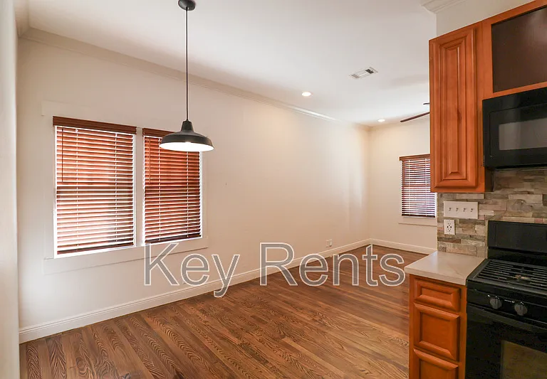 422 N Davis Hwy — Photo 4