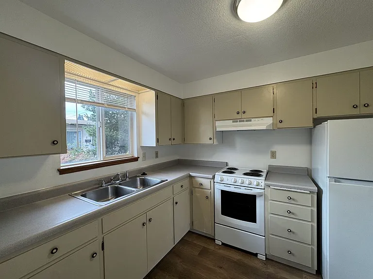 Olympic Plaza Apartments — Photo 4