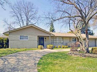 913 Ballantyne Rd, Grosse Pointe Shores, MI 48236