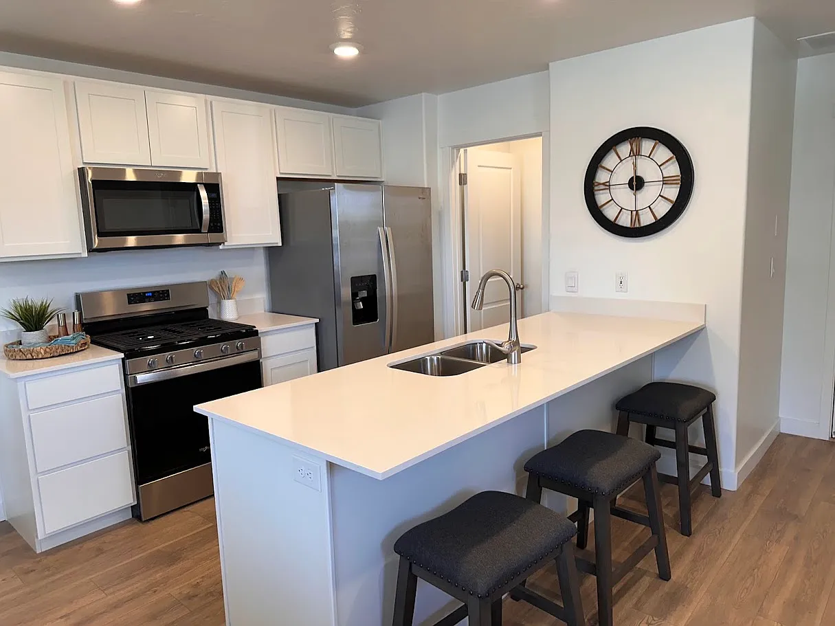 3 bed, 1341 sqft, $1,950 — Photo 2