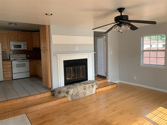 2nd image of 213 1st St #B