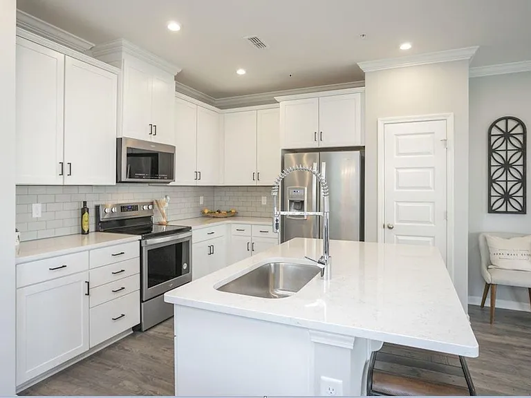 111 Brighton Ln — Photo 2