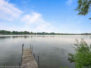 12189 Ryznar Dr, Van Buren Township, MI 48111