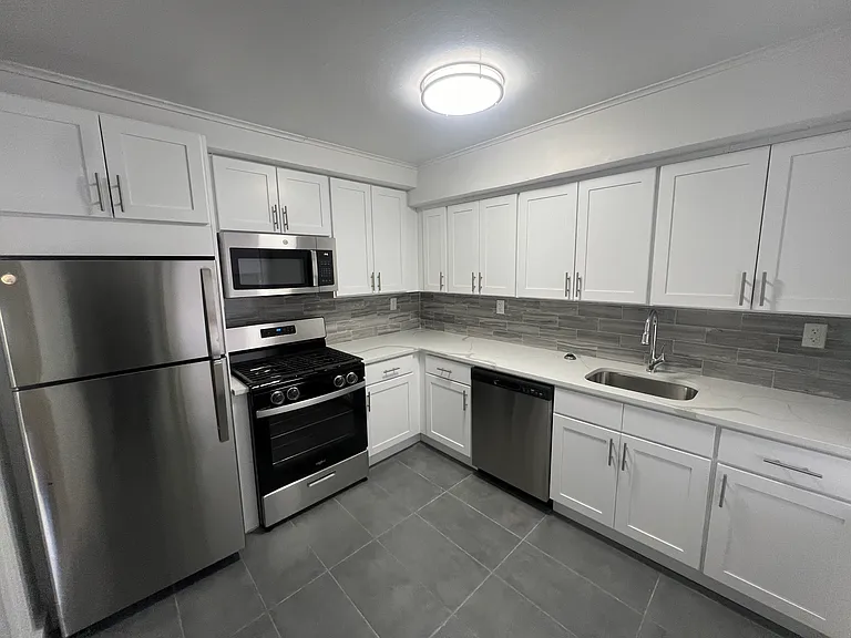 194-15 65th Cres #F — Photo 10